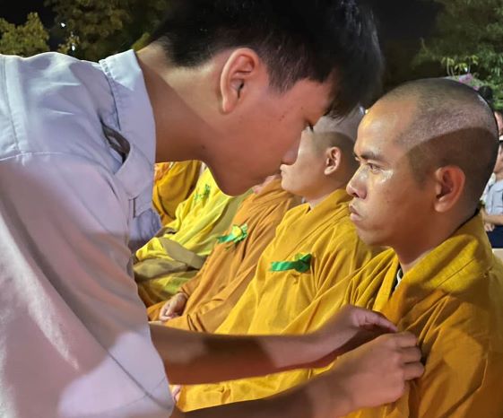 Lắng đọng lễ Bông hồng cài áo và văn nghệ kính mừng Vu lan tại chùa Viên Ngộ