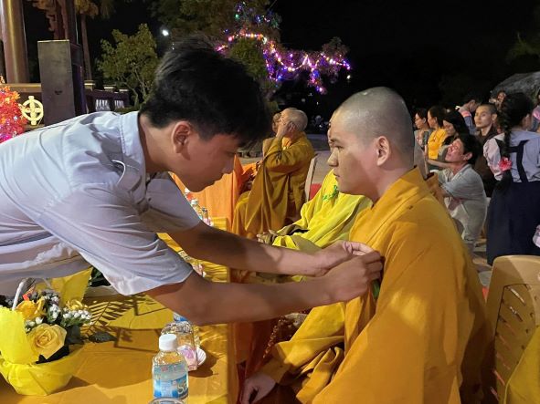 Lắng đọng lễ Bông hồng cài áo và văn nghệ kính mừng Vu lan tại chùa Viên Ngộ