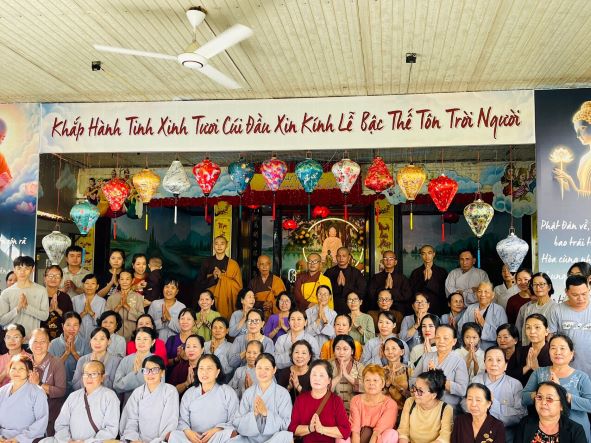 Phật tử Ninh Hoà hành hương cúng dường An cư kiết hạ