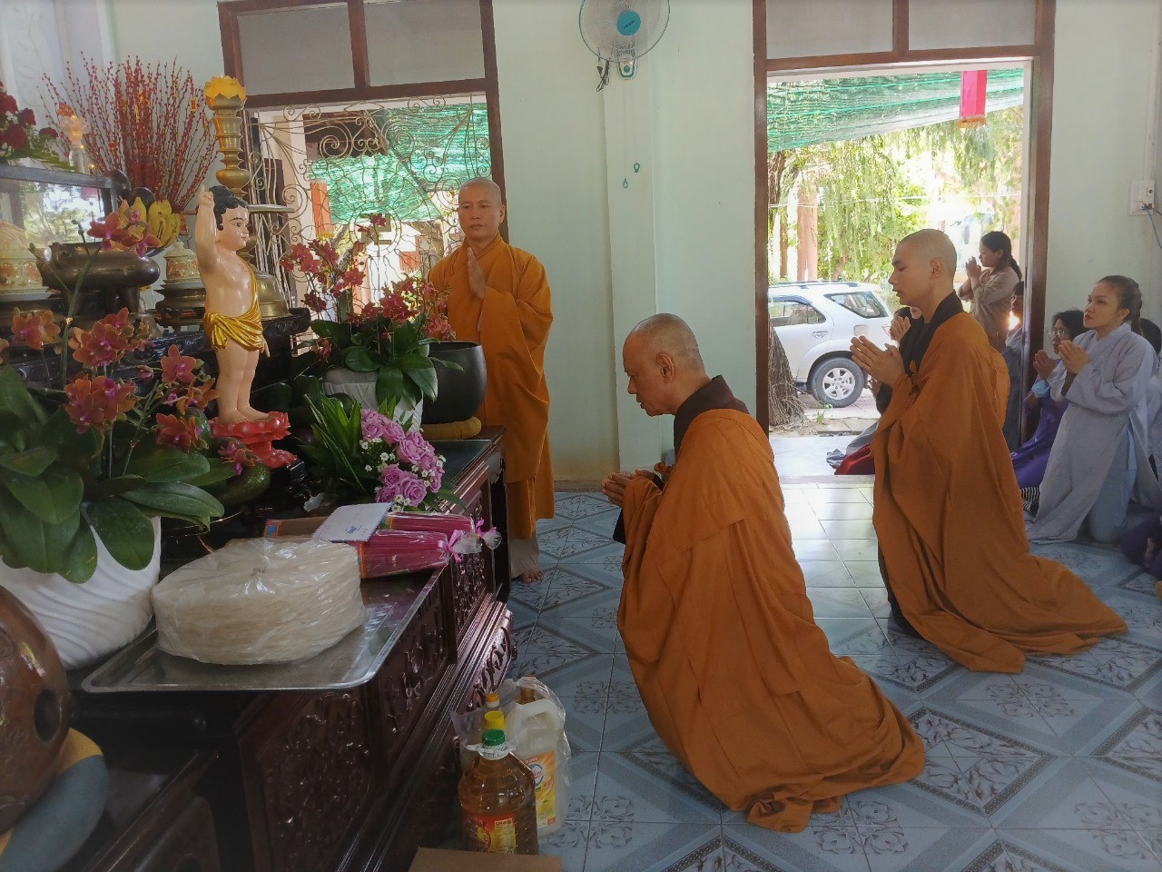 Phật tử Ninh Hoà hành hương cúng dường An cư kiết hạ