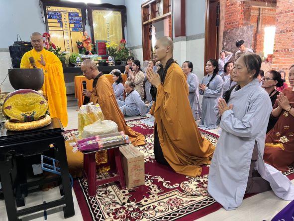 Phật tử Ninh Hoà hành hương cúng dường An cư kiết hạ