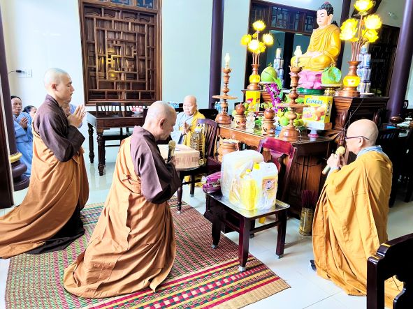 Phật tử Ninh Hoà hành hương cúng dường An cư kiết hạ
