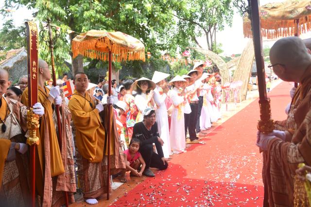 Quỹ Đạo Phật Ngày Nay: Tham dự lễ Vu Lan và trao tặng quà cho người nghèo tại Đồng Tháp( C82)