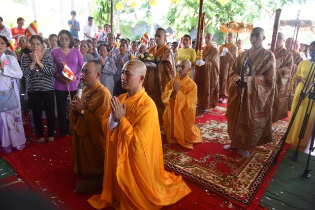 Quỹ Đạo Phật Ngày Nay: Tham dự lễ Vu Lan và trao tặng quà cho người nghèo tại Đồng Tháp( C82)
