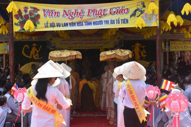 Quỹ Đạo Phật Ngày Nay: Tham dự lễ Vu Lan và trao tặng quà cho người nghèo tại Đồng Tháp( C82)