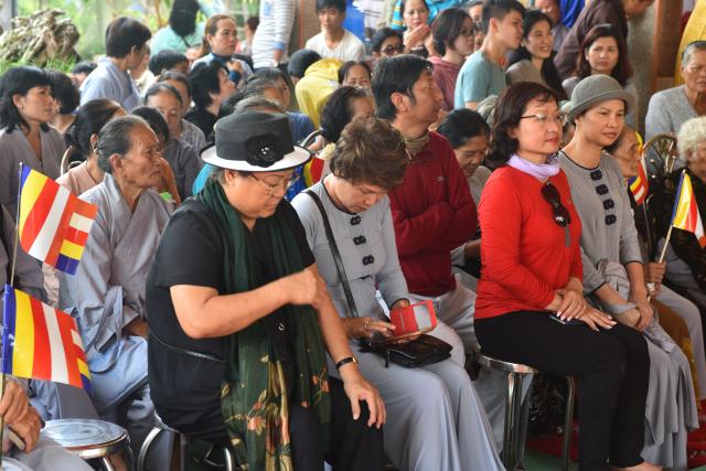 Quỹ Đạo Phật Ngày Nay: Tham dự lễ Vu Lan và trao tặng quà cho người nghèo tại Đồng Tháp( C82)