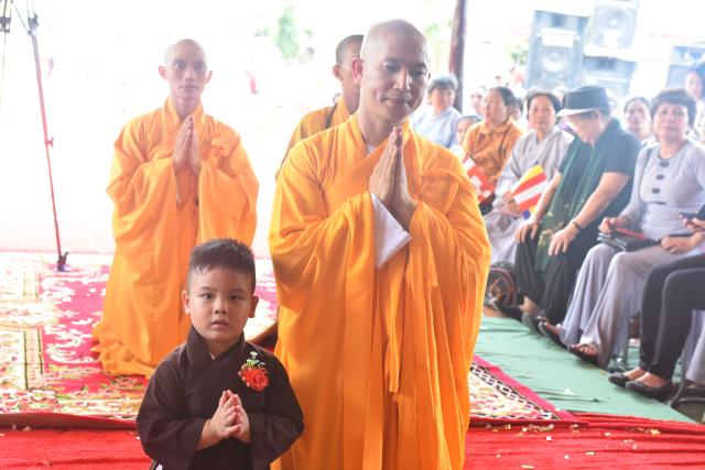 Quỹ Đạo Phật Ngày Nay: Tham dự lễ Vu Lan và trao tặng quà cho người nghèo tại Đồng Tháp( C82)