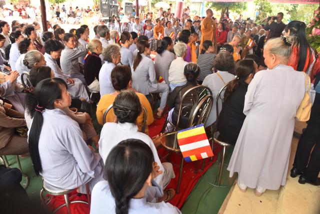 Quỹ Đạo Phật Ngày Nay: Tham dự lễ Vu Lan và trao tặng quà cho người nghèo tại Đồng Tháp( C82)