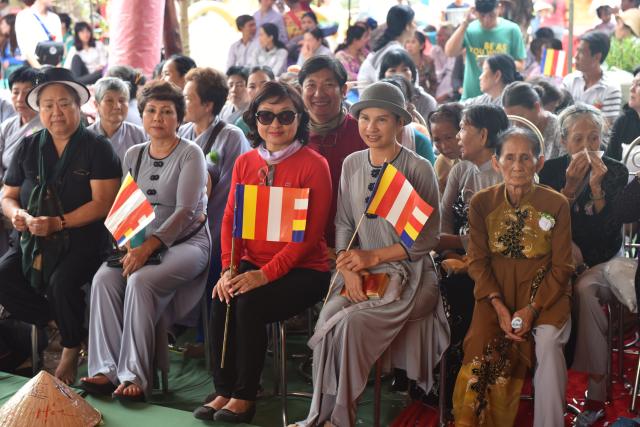 Quỹ Đạo Phật Ngày Nay: Tham dự lễ Vu Lan và trao tặng quà cho người nghèo tại Đồng Tháp( C82)