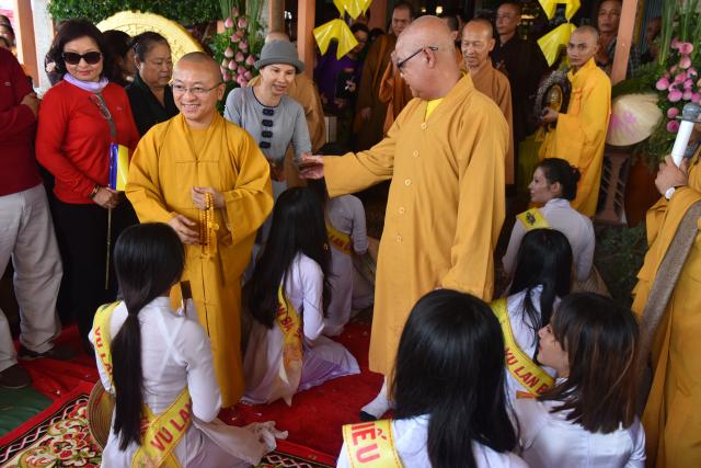 Quỹ Đạo Phật Ngày Nay: Tham dự lễ Vu Lan và trao tặng quà cho người nghèo tại Đồng Tháp( C82)