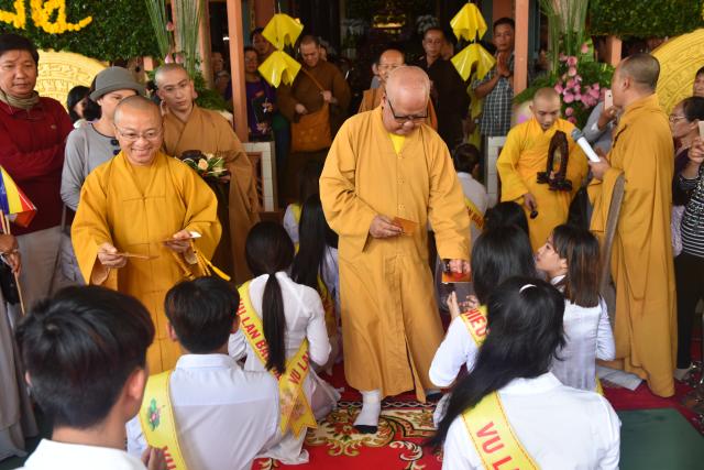 Quỹ Đạo Phật Ngày Nay: Tham dự lễ Vu Lan và trao tặng quà cho người nghèo tại Đồng Tháp( C82)