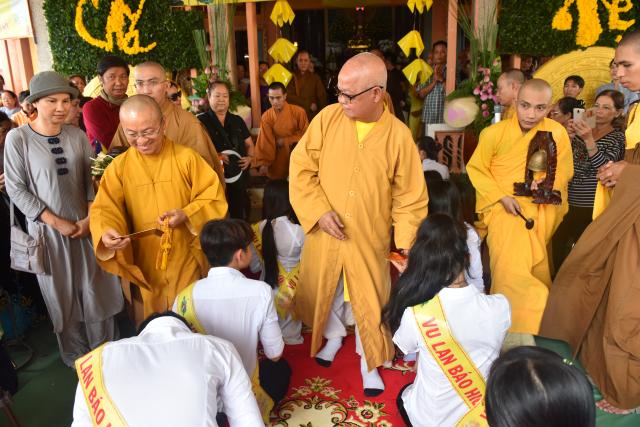 Quỹ Đạo Phật Ngày Nay: Tham dự lễ Vu Lan và trao tặng quà cho người nghèo tại Đồng Tháp( C82)
