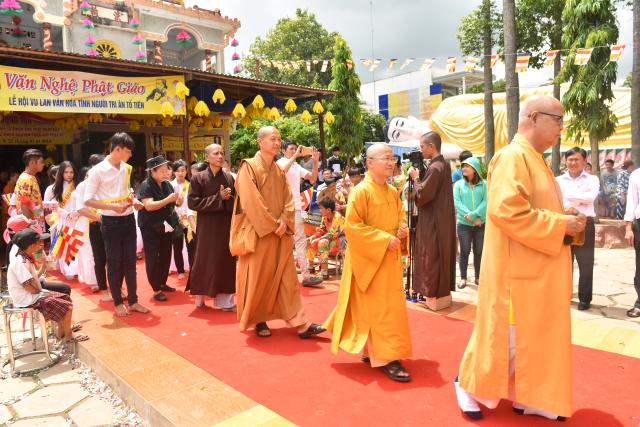 Quỹ Đạo Phật Ngày Nay: Tham dự lễ Vu Lan và trao tặng quà cho người nghèo tại Đồng Tháp( C82)