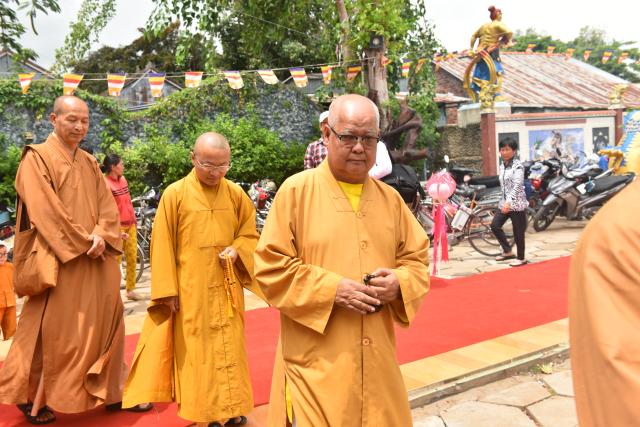 Quỹ Đạo Phật Ngày Nay: Tham dự lễ Vu Lan và trao tặng quà cho người nghèo tại Đồng Tháp( C82)