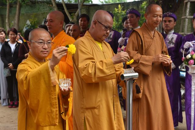 Quỹ Đạo Phật Ngày Nay: Tham dự lễ Vu Lan và trao tặng quà cho người nghèo tại Đồng Tháp( C82)