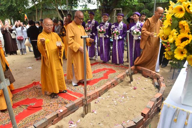 Quỹ Đạo Phật Ngày Nay: Tham dự lễ Vu Lan và trao tặng quà cho người nghèo tại Đồng Tháp( C82)