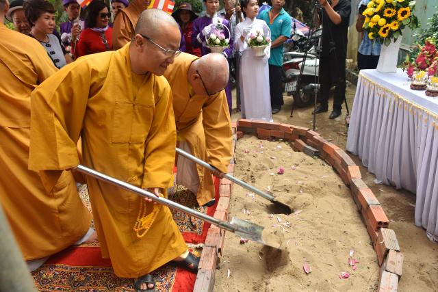 Quỹ Đạo Phật Ngày Nay: Tham dự lễ Vu Lan và trao tặng quà cho người nghèo tại Đồng Tháp( C82)