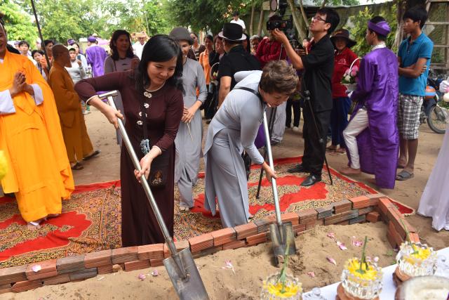 Quỹ Đạo Phật Ngày Nay: Tham dự lễ Vu Lan và trao tặng quà cho người nghèo tại Đồng Tháp( C82)