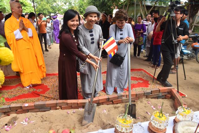 Quỹ Đạo Phật Ngày Nay: Tham dự lễ Vu Lan và trao tặng quà cho người nghèo tại Đồng Tháp( C82)