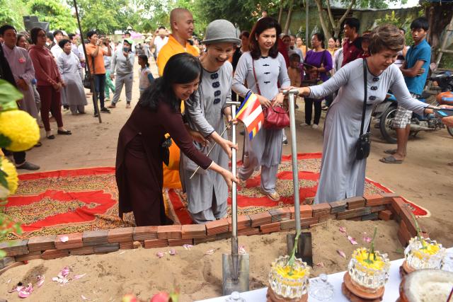 Quỹ Đạo Phật Ngày Nay: Tham dự lễ Vu Lan và trao tặng quà cho người nghèo tại Đồng Tháp( C82)
