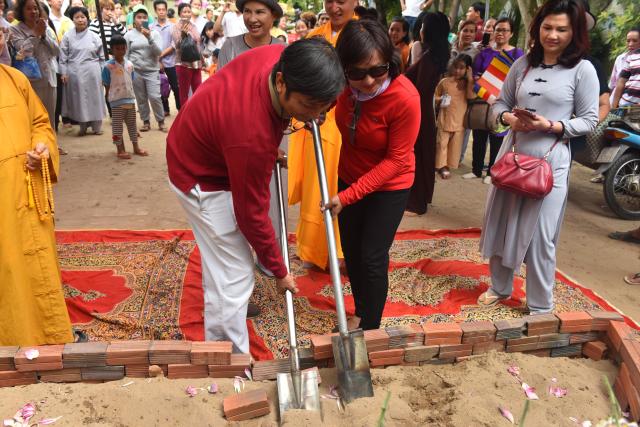 Quỹ Đạo Phật Ngày Nay: Tham dự lễ Vu Lan và trao tặng quà cho người nghèo tại Đồng Tháp( C82)