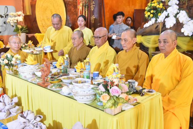 Quỹ Đạo Phật Ngày Nay: Tham dự lễ Vu Lan và trao tặng quà cho người nghèo tại Đồng Tháp( C82)
