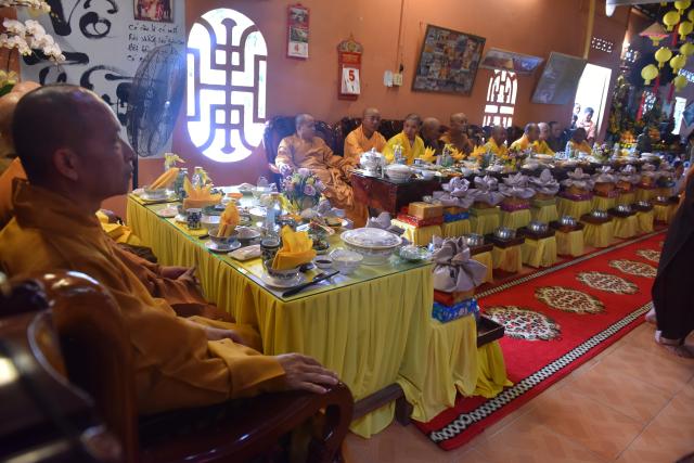Quỹ Đạo Phật Ngày Nay: Tham dự lễ Vu Lan và trao tặng quà cho người nghèo tại Đồng Tháp( C82)