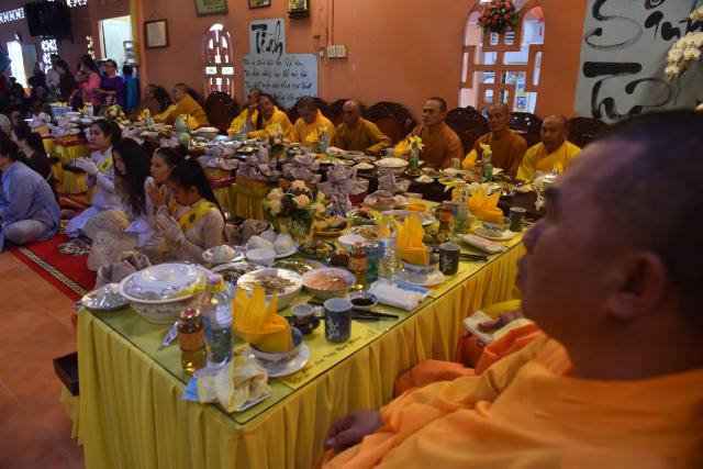 Quỹ Đạo Phật Ngày Nay: Tham dự lễ Vu Lan và trao tặng quà cho người nghèo tại Đồng Tháp( C82)