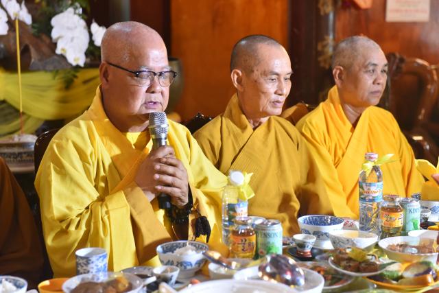 Quỹ Đạo Phật Ngày Nay: Tham dự lễ Vu Lan và trao tặng quà cho người nghèo tại Đồng Tháp( C82)