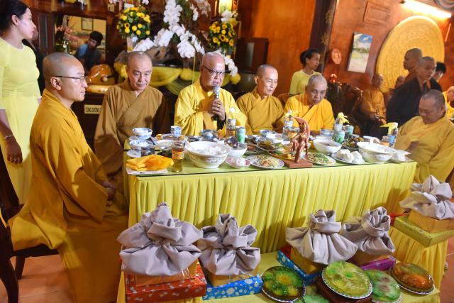 Quỹ Đạo Phật Ngày Nay: Tham dự lễ Vu Lan và trao tặng quà cho người nghèo tại Đồng Tháp( C82)