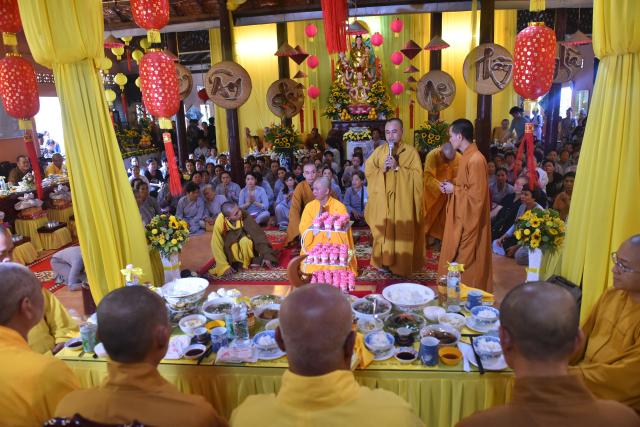 Quỹ Đạo Phật Ngày Nay: Tham dự lễ Vu Lan và trao tặng quà cho người nghèo tại Đồng Tháp( C82)