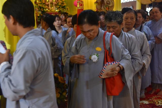 Quỹ Đạo Phật Ngày Nay: Tham dự lễ Vu Lan và trao tặng quà cho người nghèo tại Đồng Tháp( C82)