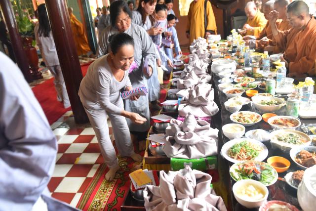 Quỹ Đạo Phật Ngày Nay: Tham dự lễ Vu Lan và trao tặng quà cho người nghèo tại Đồng Tháp( C82)