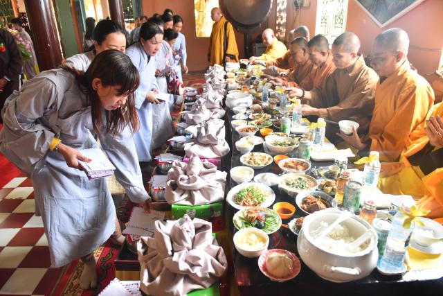 Quỹ Đạo Phật Ngày Nay: Tham dự lễ Vu Lan và trao tặng quà cho người nghèo tại Đồng Tháp( C82)