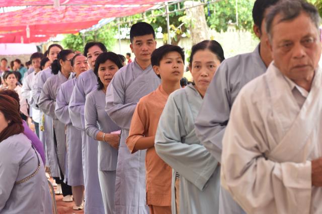 Quỹ Đạo Phật Ngày Nay: Tham dự lễ Vu Lan và trao tặng quà cho người nghèo tại Đồng Tháp( C82)