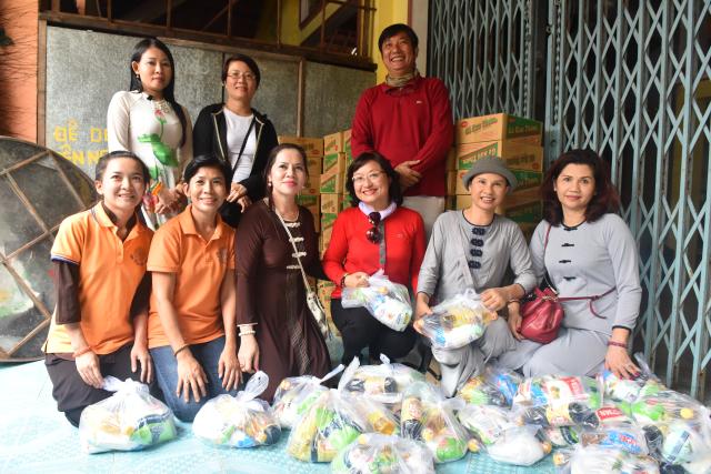 Quỹ Đạo Phật Ngày Nay: Tham dự lễ Vu Lan và trao tặng quà cho người nghèo tại Đồng Tháp( C82)