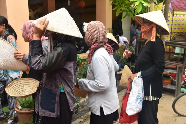 Quỹ Đạo Phật Ngày Nay: Tham dự lễ Vu Lan và trao tặng quà cho người nghèo tại Đồng Tháp( C82)
