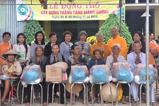 Quỹ Đạo Phật Ngày Nay: Tham dự lễ Vu Lan và trao tặng quà cho người nghèo tại Đồng Tháp( C82)
