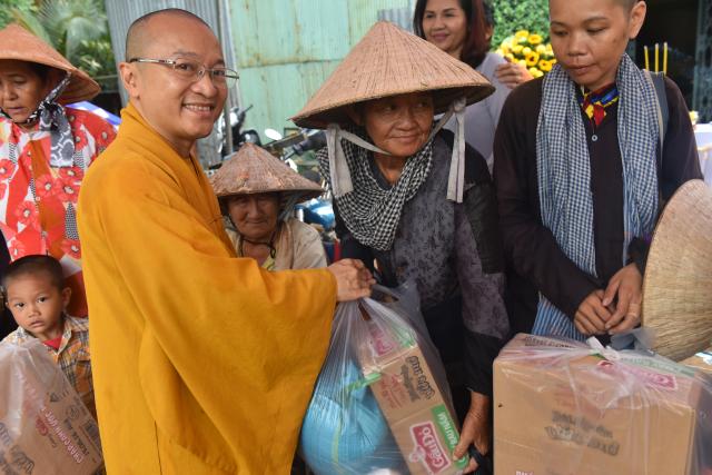 Quỹ Đạo Phật Ngày Nay: Tham dự lễ Vu Lan và trao tặng quà cho người nghèo tại Đồng Tháp( C82)