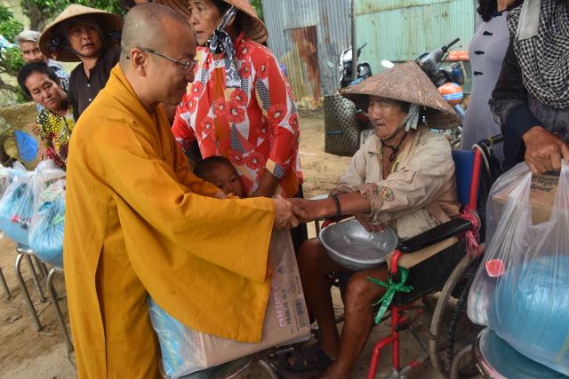 Quỹ Đạo Phật Ngày Nay: Tham dự lễ Vu Lan và trao tặng quà cho người nghèo tại Đồng Tháp( C82)