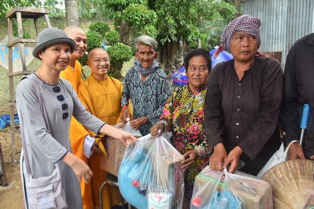 Quỹ Đạo Phật Ngày Nay: Tham dự lễ Vu Lan và trao tặng quà cho người nghèo tại Đồng Tháp( C82)