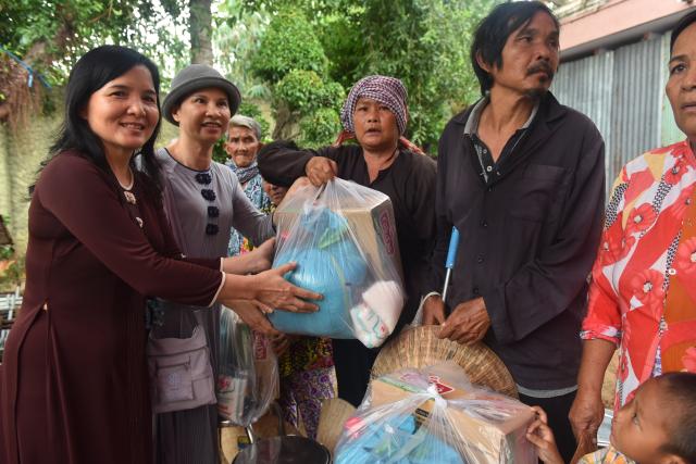 Quỹ Đạo Phật Ngày Nay: Tham dự lễ Vu Lan và trao tặng quà cho người nghèo tại Đồng Tháp( C82)