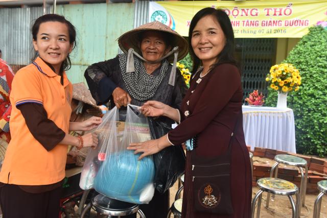 Quỹ Đạo Phật Ngày Nay: Tham dự lễ Vu Lan và trao tặng quà cho người nghèo tại Đồng Tháp( C82)