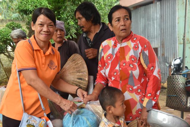 Quỹ Đạo Phật Ngày Nay: Tham dự lễ Vu Lan và trao tặng quà cho người nghèo tại Đồng Tháp( C82)