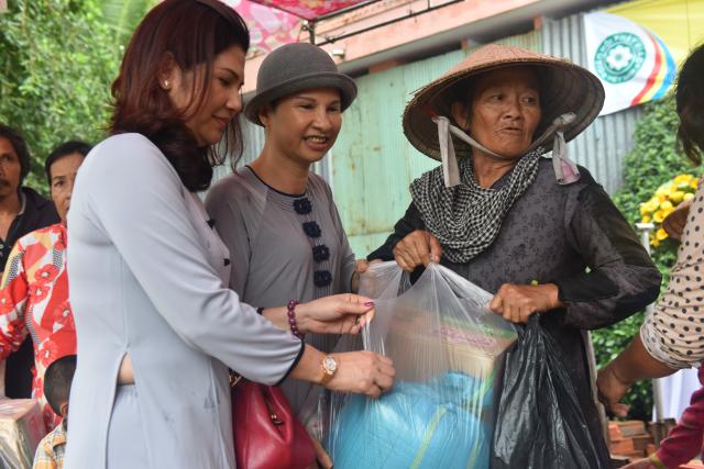 Quỹ Đạo Phật Ngày Nay: Tham dự lễ Vu Lan và trao tặng quà cho người nghèo tại Đồng Tháp( C82)
