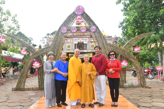 Quỹ Đạo Phật Ngày Nay: Tham dự lễ Vu Lan và trao tặng quà cho người nghèo tại Đồng Tháp( C82)
