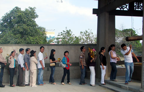 Chen chân vào chùa ngày đầu năm