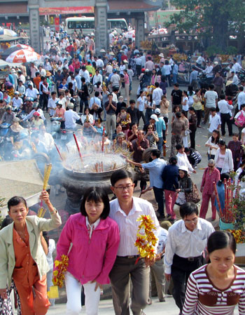 Chen chân vào chùa ngày đầu năm