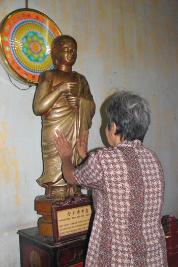 Chen chân vào chùa ngày đầu năm