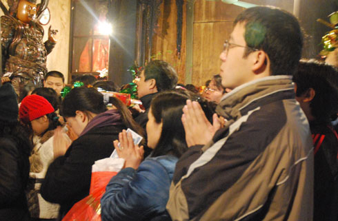 Chen chân vào chùa ngày đầu năm